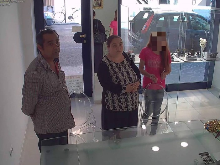 Alassio: gioielleria denuncia i ladri via Facebook, trovati i responsabili Alassio: gioielleria denuncia i ladri via Facebook, trovati i responsabili