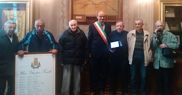 I finalesi affollano la sala consiliare per il giusto premio a Beppe Valente (FOTO e VIDEO)