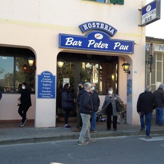 Albenga, una folla commossa di amici per l'ultimo saluto a Franco Setaro