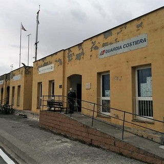 Accoltella colleghi, poi brucia gli uffici del porto di Finale con una tanica di benzina: il movente un richiamo disciplinare