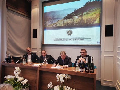 Un territorio inteso come brand, da rivelare ai wine lover desiderosi di scoprire i panorami e i profumi dell’uva Moscato bianco Un territorio inteso come brand, da rivelare ai wine lover desiderosi di scoprire i panorami e i profumi dell’uva Moscato bianco