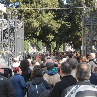 Savona, in tanti per l'ultimo commosso saluto a Marco Marras Casu in arte "Penelope Please" (FOTO)
