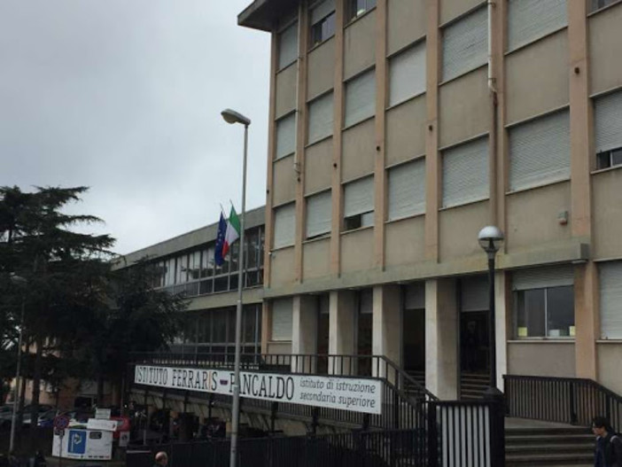 Gabriele, studente Ferraris Pancaldo scrive al Ministro Azzolina: "La scuola è il calore delle persone che si incontrano ogni giorno" Gabriele, studente Ferraris Pancaldo scrive al Ministro Azzolina: "La scuola è il calore delle persone che si incontrano ogni giorno"