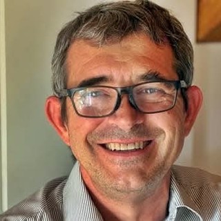 A poche ore dalla scomparsa di Franco Orsi insulti no vax ed emoticon di bare: ferocia social