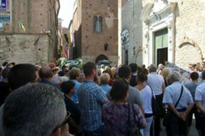 Ad Albenga l'ultimo saluto a Christian Pace:"Nessuno muore finchè vive nel cuore di chi resta" Ad Albenga l'ultimo saluto a Christian Pace:"Nessuno muore finchè vive nel cuore di chi resta"