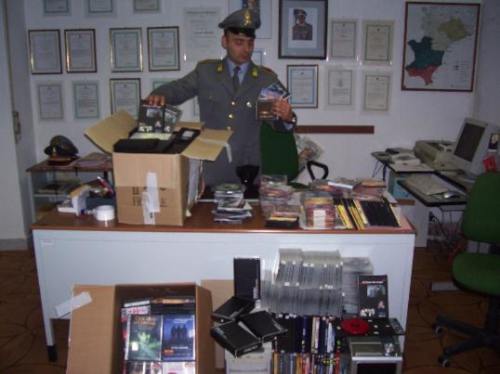 Savona: raffica di cd del Festival pirata sequestrati da Gdf