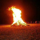Finale, torna la disfida "a colpi di fiamme": per festeggiare San Pietro i falò che accendono la vigilia Finale, torna la disfida "a colpi di fiamme": per festeggiare San Pietro i falò che accendono la vigilia