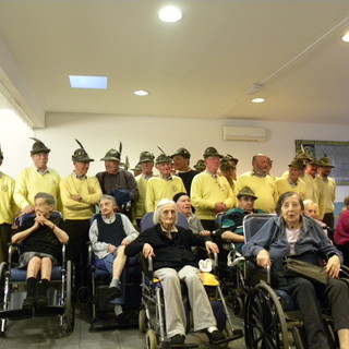 Albisola, la Residenza Protetta "SS. Nicolò e Giuseppe" apre le porte al Coro Alpino Monte Greppino