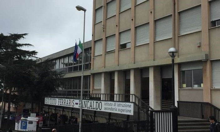 Savona, il dirigente del Ferraris Pancaldo detta le regole per la didattica a distanza: "Decoro, videocamera accesa e niente copia incolla da internet"