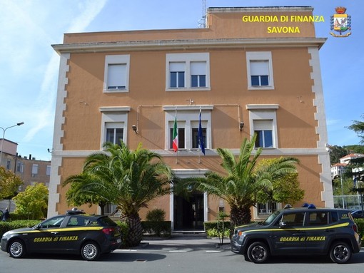 Savona, la Guardia di Finanza dona due defibrillatori alla Croce Bianca di Savona e Albenga