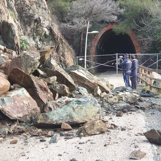 Frana in Lungomare Europa a Varazze. Il sindaco: "Massima priorità a questo intervento, mezzi al lavoro per rimuovere il materiale distaccato"