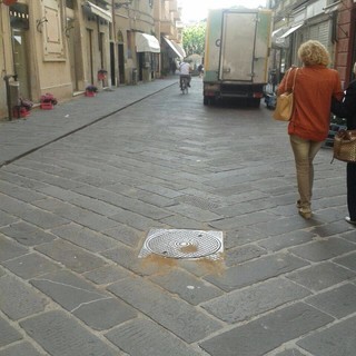 Albenga, problemi con la fogna in via Medaglie d’Oro e nel centro storico