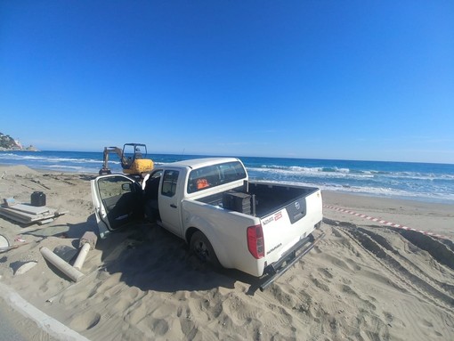 Alassio, in spiaggia con il fuoristrada, maxi-multa ad un uomo di Albenga Alassio, in spiaggia con il fuoristrada, maxi-multa ad un uomo di Albenga