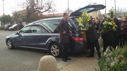 Albenga, una folla commossa per l'ultimo saluto a Michele Mondino Albenga, una folla commossa per l'ultimo saluto a Michele Mondino