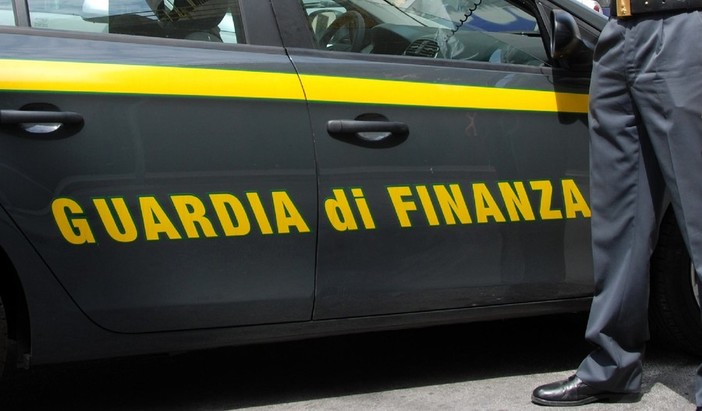Albenga, prodotti scaduti anche da 2 anni: maxi sequestro della Guardia di Finanza in un market Albenga, prodotti scaduti anche da 2 anni: maxi sequestro della Guardia di Finanza in un market