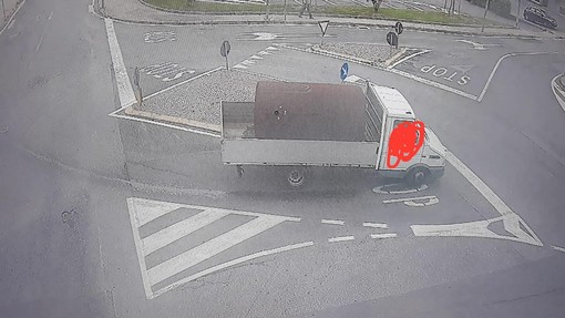 Borghetto S. Spirito, gasolio disperso da un furgone. Il sindaco Canepa: "Attenzione in alcune vie del paese"