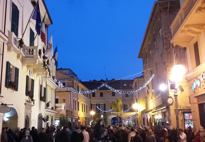 A Pietra Ligure addobbi natalizi all’insegna della collaborazione A Pietra Ligure addobbi natalizi all’insegna della collaborazione