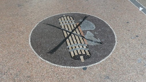 Finale Ligure, una X con la vernice sul mosaico con il fascio littorio