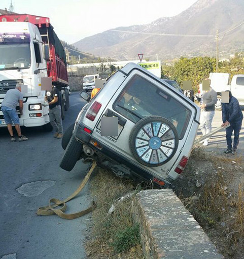 Fuoristrada si ribalta a Cisano sulla strada per Cenesi