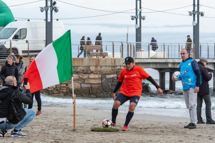 Alassio, spuntano i primi nomi della nona edizione di "Footgolf in spiaggia" pro Airc Alassio, spuntano i primi nomi della nona edizione di "Footgolf in spiaggia" pro Airc