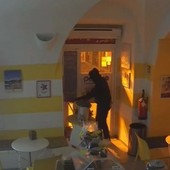 Alassio, furto alla Gelateria Perlecò, il titolare: “Rubati soldi dalla cassa e danneggiata la porta d’ingresso”