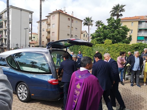 Celebrati a Borgio Verezzi i funerali del Cavalier Giovanni Dentella: "Ha reso la sua vita utile all'umanità e al paese"
