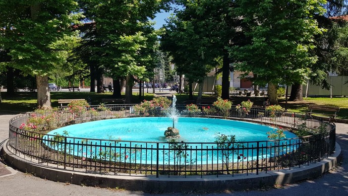 Millesimo, la fontana dei giardini comunali torna a splendere: terminati i lavori di manutenzione (FOTO)
