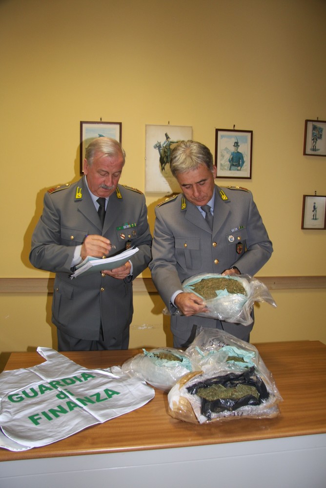 Oltre 4 chili di marijuana trovata dalla Finanza durante un servizio contro l'abusivismo commerciale