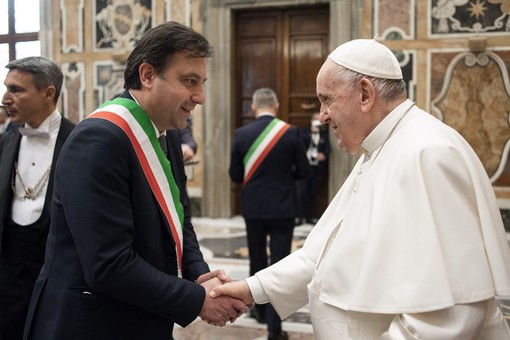 Il sindaco di Savona Russo in udienza dal Papa: “3 spunti di incoraggiamento con le parole paternità, periferie, pace” Il sindaco di Savona Russo in udienza dal Papa: “3 spunti di incoraggiamento con le parole paternità, periferie, pace”