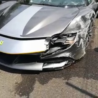 Giro in Ferrari col botto: supercar contro un muro sulla via Romana ad Albenga (FOTO e VIDEO)