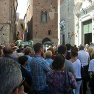 Ad Albenga l'ultimo saluto a Christian Pace:"Nessuno muore finchè vive nel cuore di chi resta"