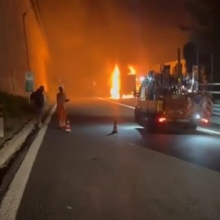 Furgone in fiamme in A10, autostrada chiusa e traffico paralizzato
