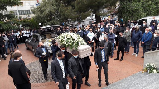 Amici, conoscenti, compagni di squadra: Alassio si stringe nell'ultimo saluto a Marco Parascosso (FOTO)