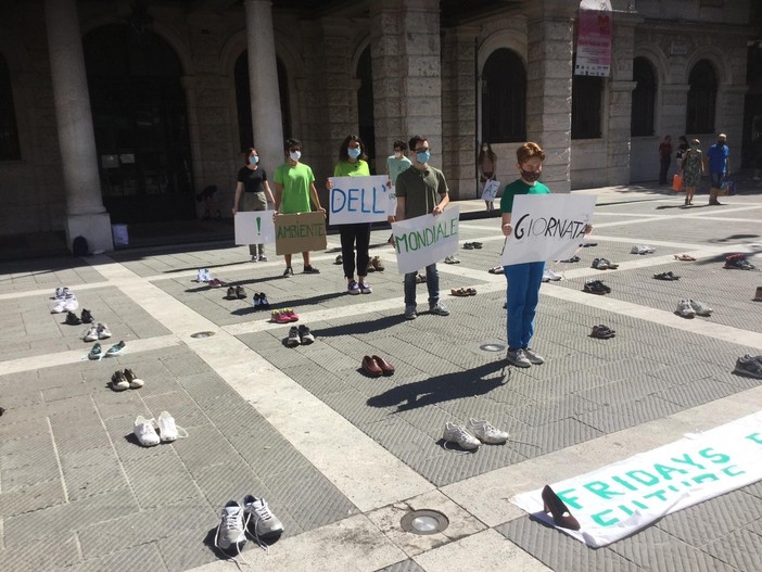 Savona, i ragazzi di Fridays For Future scendono in piazza per la Giornata Mondiale dell’ambiente: “Vogliamo azioni concrete” Savona, i ragazzi di Fridays For Future scendono in piazza per la Giornata Mondiale dell’ambiente: “Vogliamo azioni concrete”
