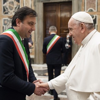 Il sindaco di Savona Russo in udienza dal Papa: “3 spunti di incoraggiamento con le parole paternità, periferie, pace”