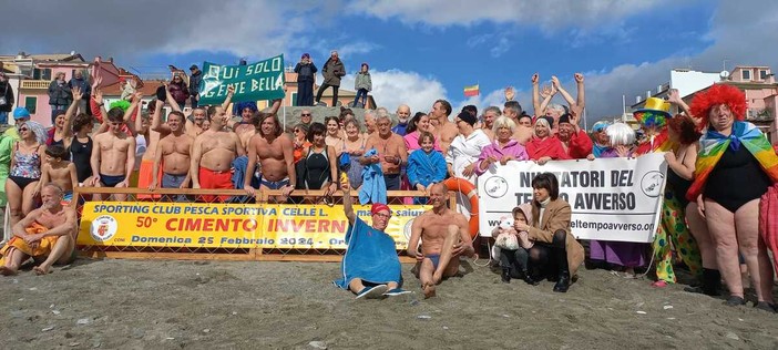 Cimento invernale e carnevale a Celle Ligure: una domenica tra tuffi in mare e sfilate colorate