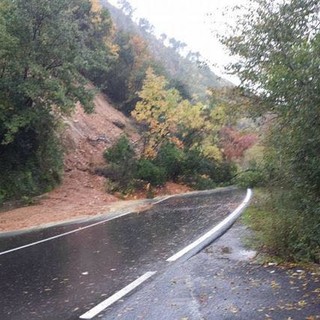 Frane, allagamenti e smottamenti: anche l'entroterra è in ginocchio
