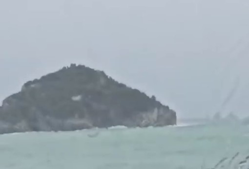 Isola di Bergeggi, frana una parte di costa rocciosa: in un video il cedimento sotto la mareggiata Isola di Bergeggi, frana una parte di costa rocciosa: in un video il cedimento sotto la mareggiata