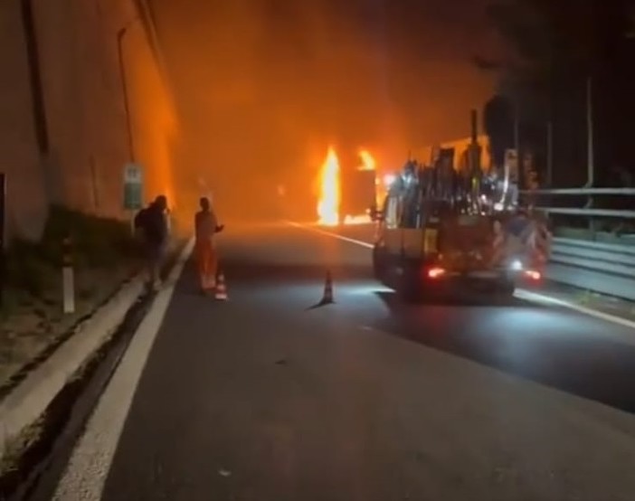 Furgone in fiamme in A10, autostrada chiusa e traffico paralizzato Furgone in fiamme in A10, autostrada chiusa e traffico paralizzato