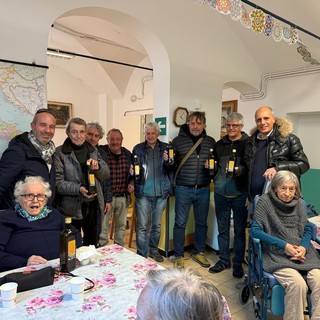 Albisola, i soci del CRCS di Luceto donano l’olio agli anziani dell'RP comunale