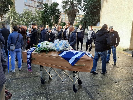 Savona, l'ultimo commosso saluto alla bandiera del Savona Valentino Persenda (FOTO)