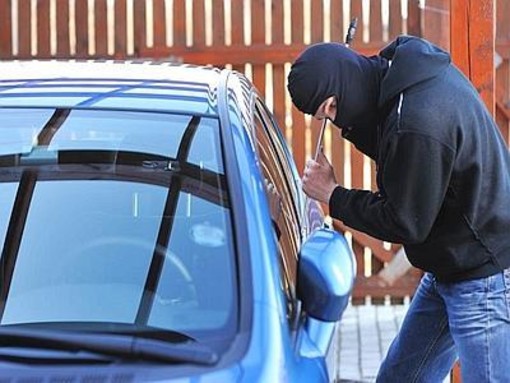 Albenga, arrestato mentre fruga all'interno di un'auto
