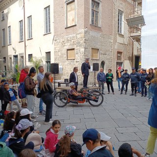 Albenga, "4 passi in 8 piazze" per l'educazione stradale. Testimonial d'eccezione l'olimpionico Francesco Fieramosca