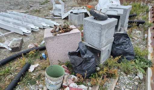Abbandono ingombranti in via San Nazario a Savona: la polizia locale individua il responsabile (FOTO)