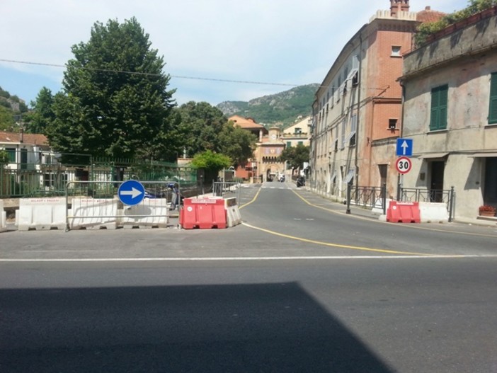 Da 14 mesi Finalborgo attende l'apertura definitiva del ponte, Ferrari: "Simbolo del fallimento" Da 14 mesi Finalborgo attende l'apertura definitiva del ponte, Ferrari: "Simbolo del fallimento"