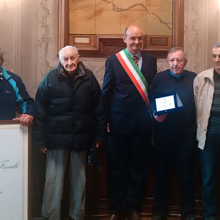 I finalesi affollano la sala consiliare per il giusto premio a Beppe Valente (FOTO e VIDEO)