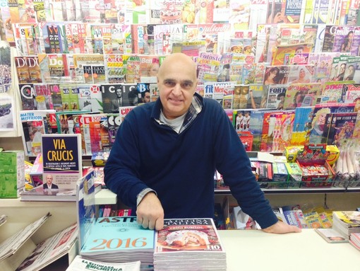 Savona, l'edicolante poeta di via Collodi saluta i suoi clienti: “Con voi è stato bello lavorare, ma in pensione voglio andare”