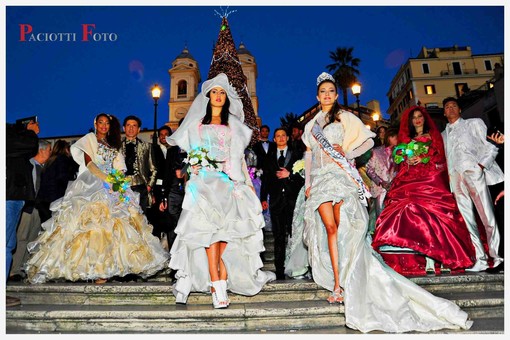 L'alassina Beatrice Bertolino, Miss Muretto in carica, sfila a Roma al fianco di Nina Moric