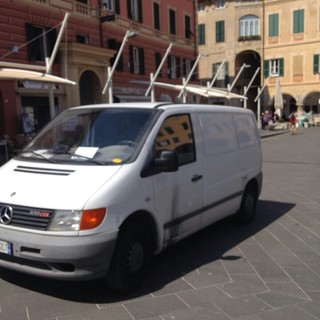 Ditta al lavoro per il Comune parcheggia il furgone in centro Finale, Ferrari:"Sbalordito nessuno intervenga: basta coi privilegi per alcuni"
