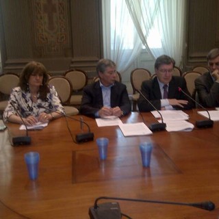 Da sx Lorena Rambaudi, insieme al presidente della Conferenza, Vasco Errani e al Ministro per gli Affari regionali, Graziano Delrio